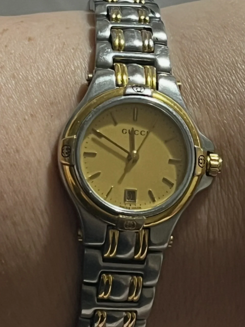 Vintage 90’s Gucci 9040L Two-Tone Swiss Quartz Ladies Watch - Gold Dial
